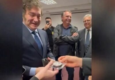 Bolsonaro presenteia Milei com medalha de ‘imorrível, imbrochável e incomível’