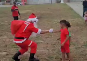 Bombeiros distribuem brinquedos a crianças no Natal