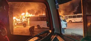 Bombeiros chegam em curto tempo e evitam tragédia maior em incêndio de garagem de ônibus…