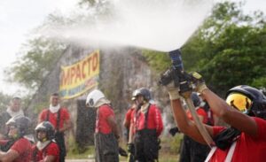 Bombeiros fazem treinamento para combate a incêndio em contêiners…