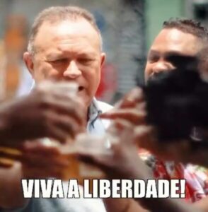 Em rolê aleatório, Brandão faz sucesso na Liberdade…