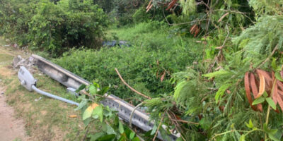 Carro desgovernado com cinco pessoas derruba poste e cai em lago após acidente no Cohafuma, em São Luís