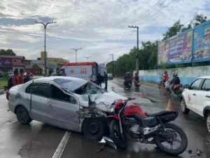 Acidente envolvendo quatro veículos deixa motociclista ferido na avenida dos Franceses