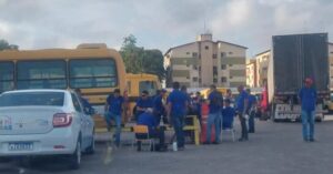 Com salários atrasados, motoristas do transporte escolar de São Luís cruzam os braços