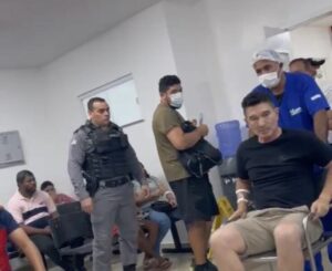 IMAGEM DO DIA: Alessandro Martins de cadeira de rodas, preso, dentro da UPA do Vinhais