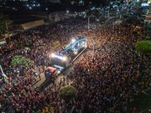 Bloco das Prateadas faz história ao arrastar multidão no Carnaval de Santa Inês