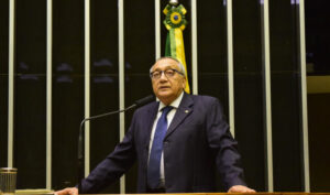 Filhos de Bolsonaro vão manipular comunicações, diz Gastão Vieira…