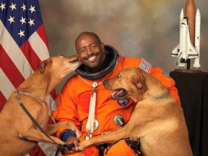 Merecem!!! Astronauta Da NASA Desafia Normas Ao Incluir Seus Cães Resgatados Em Foto Oficial