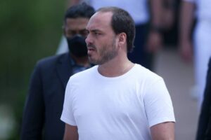 Carlos Bolsonaro é alvo da PF em operação sobre programa de espionagem da Abin