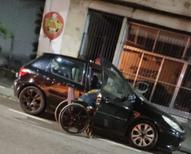 Vídeo! Homem sem as duas pernas é flagrado dirigindo com cabo de vassoura, sem CNH, em falso carro de aplicativo