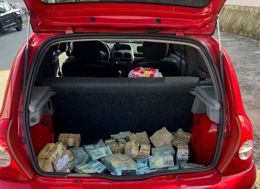 Vídeos! Policia Militar acha carro abandonado com mais de R$ 1 milhão na mala no Renascença, em São Luís