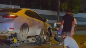 Entregador do Ifood vai parar debaixo de carro em acidente em São Luís e sobrevive