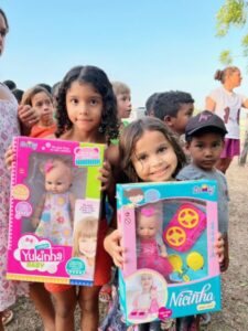 Hélcio da Clínica distribui centenas de brinquedos para crianças da zona rural de Alto Alegre do Maranhão