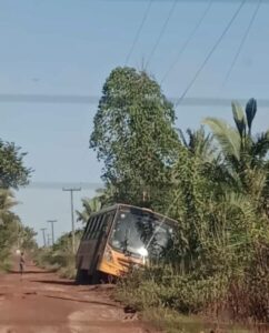 Ônibus do transporte escolar de Matões do Norte sofre acidente e quase cria uma tragedia