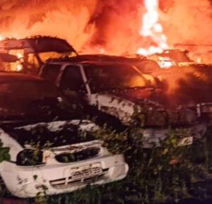 Bombeiros controlam incêndio que destruiu vários carros em São Luís