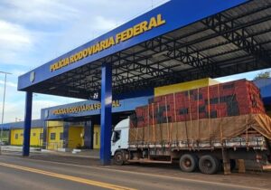 PRF apreende caminhão com carga irregular de madeira na BR 230, em Balsas