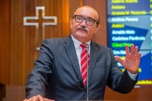César Pires diz que falta planejamento para obras do governo