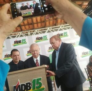 Escórcio reúne duas gerações de poder político em ato de refiliação ao MDB