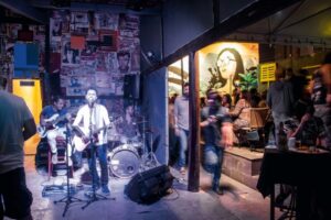 Bares não poderão ter música ao vivo na reabertura das atividades