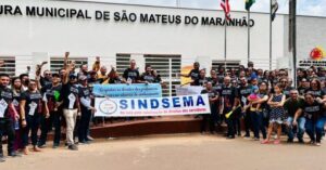 Professores de São Mateus do MA protestam em frente à Prefeitura