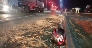 Carro mata jovem que caiu de moto com mais dois na BR 230; motorista que prestava socorro também foi atropelado
