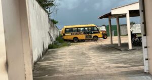 Prefeita do Maranhão não respeita as leis e guarda carros públicos no quintal da casa dela