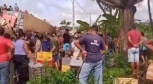 Carreta tomba e população avança nas latinhas de cerveja; confira no vídeo