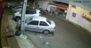 Policial flagra assalto, reage e prende bandido que tentou atirar nele, mas a arma travou; assista