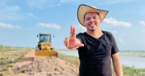 Luciano acompanha obras de recuperação de estradas e ordena construção da ponte em concreto do povoado de Pinheiro
