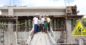 Iracema Vale participa de vistoria da ponte sobre o Rio Preguiças em Barreirinhas