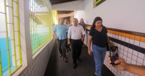 Em visita a escola pública de São Luís com aulas suspensas, vereadores constatam sérios problemas