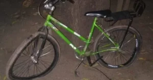 Ciclista adolescente que se apoiava em caminhão cai e morre atropelado na BR 222