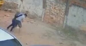 Adolescente vira presa de assaltantes e é obrigado a ligar para o pai dizendo que foi sequestrado