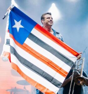 Ávine emociona público ao levantar bandeira do Maranhão ao som do “Boi da Maioba”