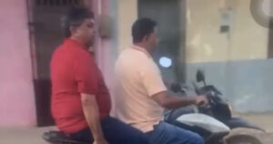Deputado Márcio Jerry chegando em Colinas de moto e sem capacete