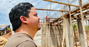 Prefeito Luciano vistoria obras na região do Gama