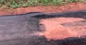 Condutor de trator baixa a lâmina e danifica novo asfalto colocado pelo prefeito Fernando Pessoa na estrada do Arroz
