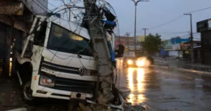 Acidentes no trânsito e quedas de placas são registrados durante chuva intensa com ventos fortes em São Luís