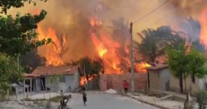 Incêndio de grandes proporções atinge casas e assusta população no interior do Maranhão; veja imagens