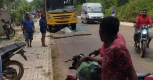 Ônibus escolar atinge moto e atropela mãe e filhos; menina de 3 anos morre