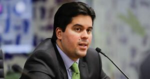 Ministro Fufuca defende governo, critica Braide e cita abandono da avenida Beira-Mar