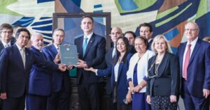 Ministro Juscelino Filho participa do ato Democracia Inabalada
