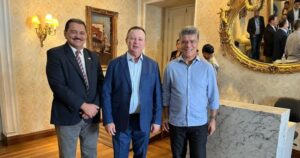 Prefeito Deoclides Macedo é recebido pelo governador Carlos Brandão e secretários no Palácio do Leões