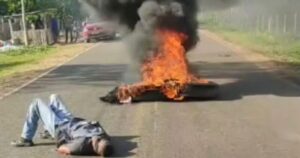 População em protesto amarra e esfaqueia policial no interior do Maranhão