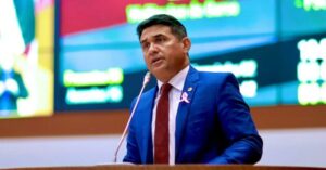 “Gasolina mais cara, mesmo com meu voto contrário”, diz deputado Wellington sobre aumento dos impostos