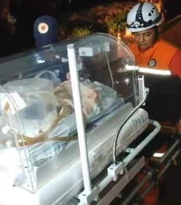 Socorristas atravessam com incubadora e bebê nos braços em trecho cortado da BR-222
