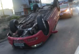 Carro capota na avenida Jerônimo de Albuquerque