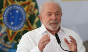 Lula teve traumatismo craniano, mas se recupera bem após queda