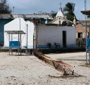 Torre de comunicação cai sobre igreja católica em Cururupu