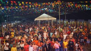 Raposa abre São João com arraial à beira-mar e reúne milhares de pessoas